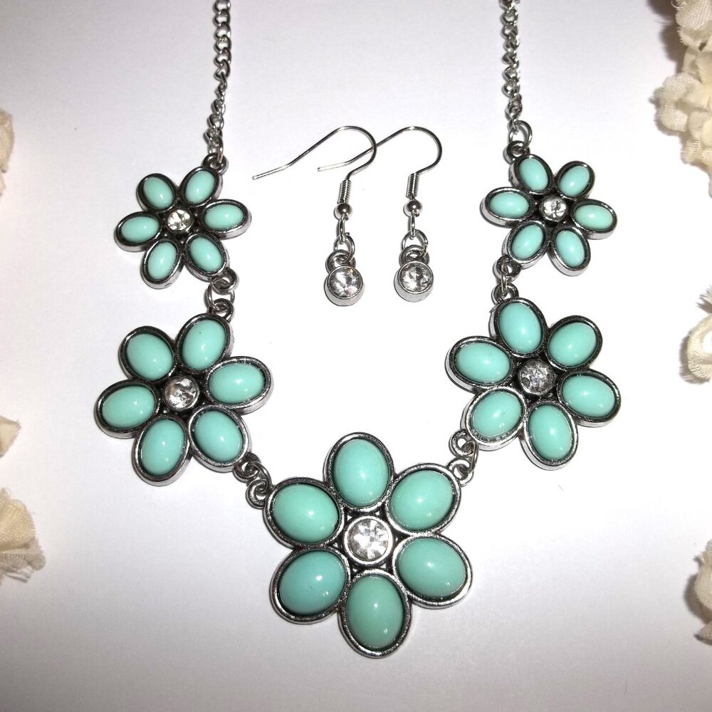 Jewelry Set Short Necklace and Earring Beaded Blue and Silver Flower Lot C668
